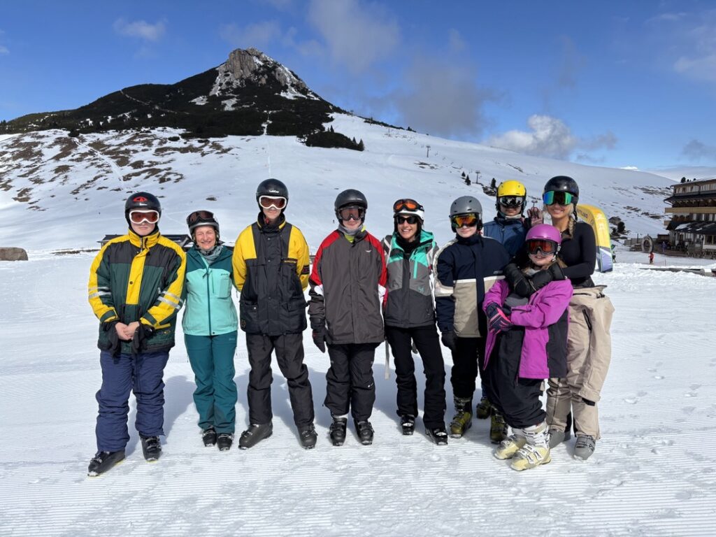 Sie Ski-Gruppe der Kämpenschule 2025 vor dem dem Berg Weisshorn