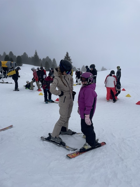 Erste Ski-Übungen in dichten Wolken